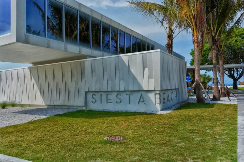 Siesta Key Village-Suite #2: A block to the Beach