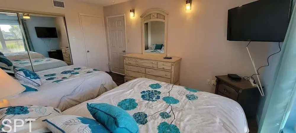 Beach access Condo Nice pool/hot tub area w/bbq 2 Bedroom Home by RedAwning