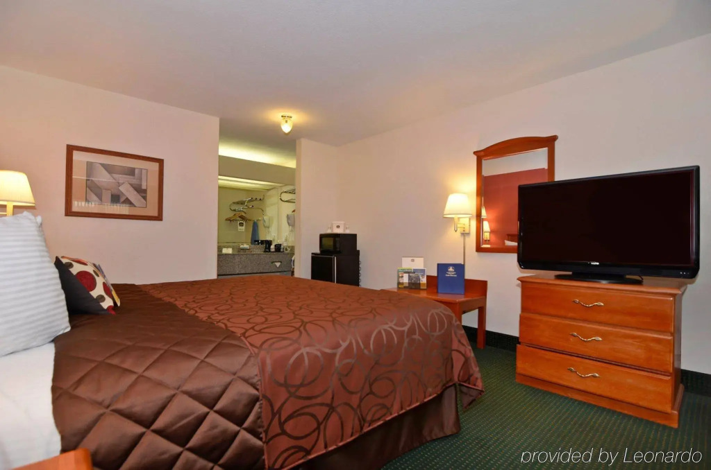 Econo Lodge Inn & Suites Memphis East