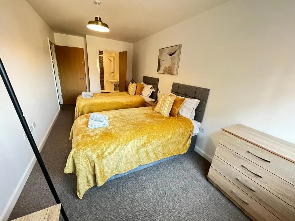 2 Bedroom, 2 Bathroom Modern Apartment close to Ocean Village, Free parking, Single or Double beds