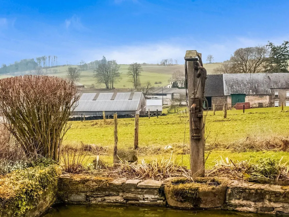 Cottage in Vaux-sur-sure With Garden