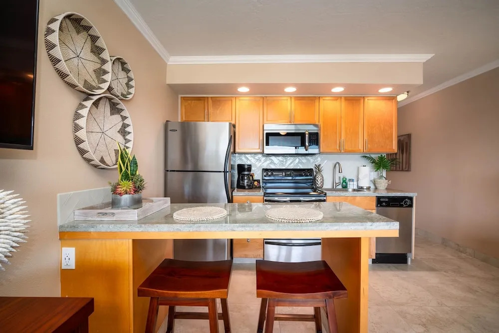 Kuleana 409 Oceanfront 1 bedroom 1 bath condo 1 Condo by RedAwning