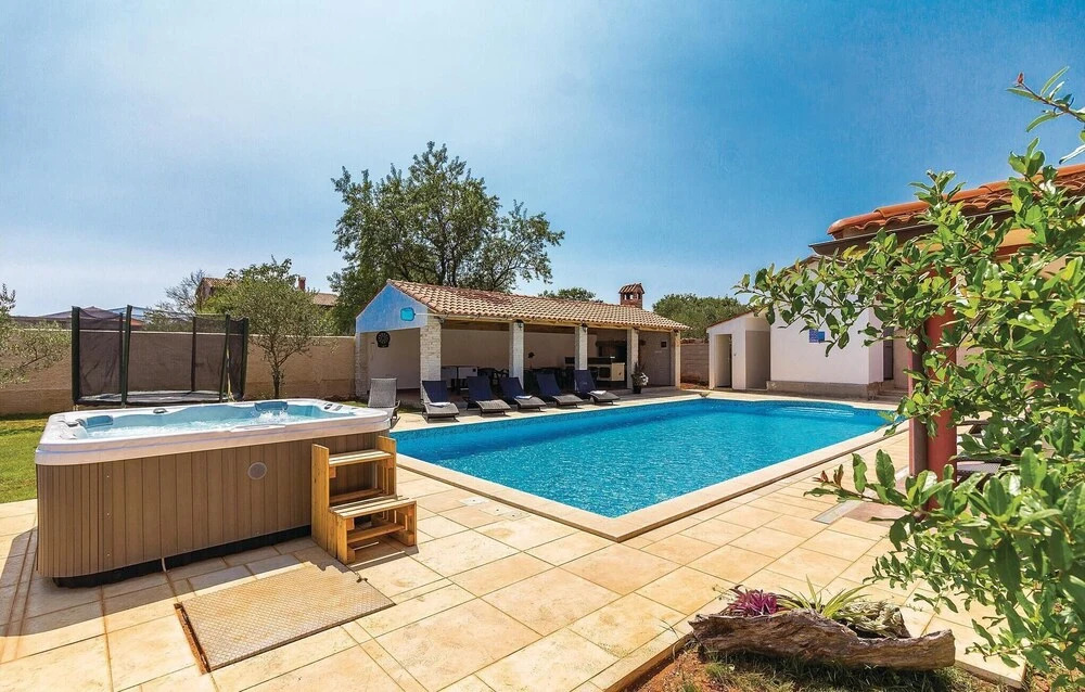 Beautiful Home in Pula With Wifi and 7 Bedrooms
