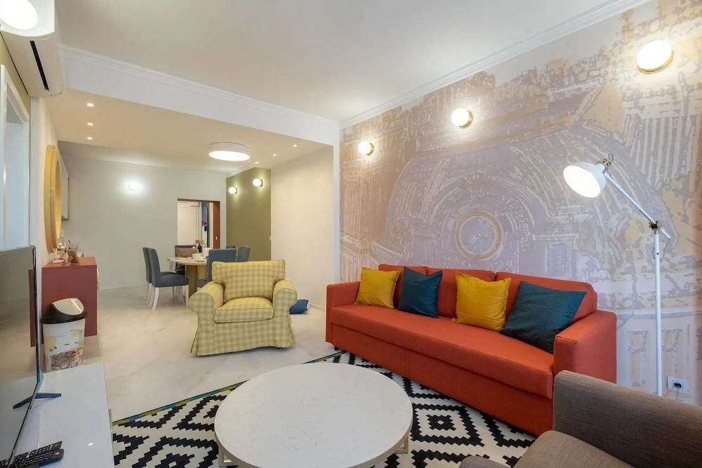 FM Luxury 3-BDR Apartment - Splendid Shapes