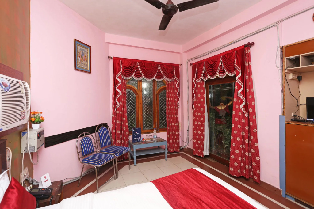 Capital O 6077 Hotel Ashraya
