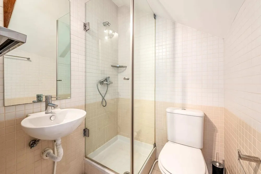 Rustic-style Apt Near Bairro Alto