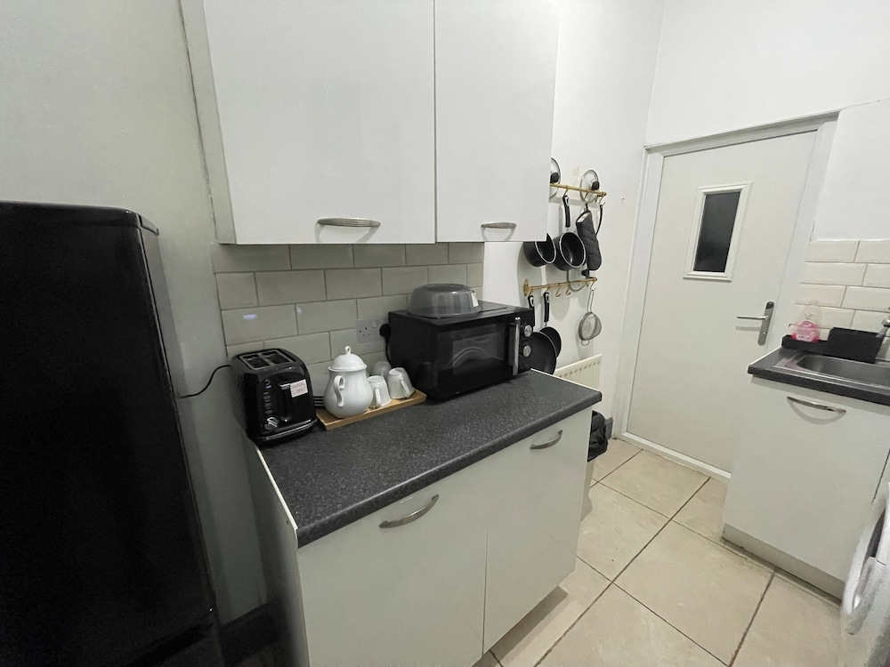 Large 4-bed Home, Free Parking, Near City Center