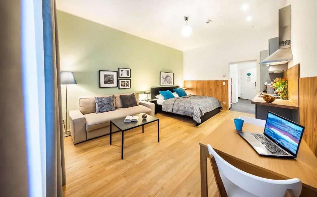 Jimmys Apartments Emerald
