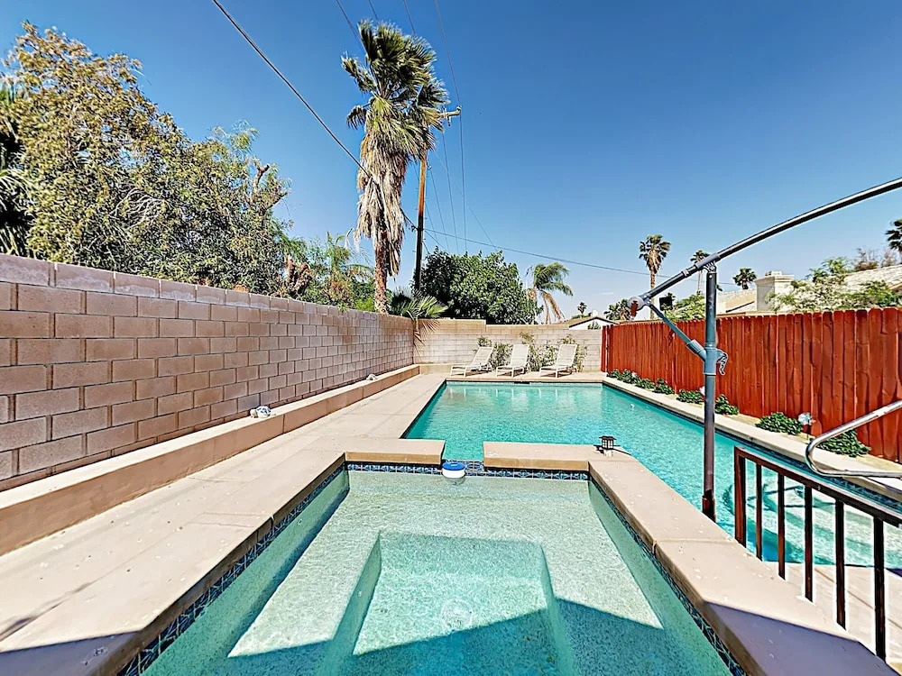 Desert Oasis W/ Private Pool & Spa 4 Bedroom Home