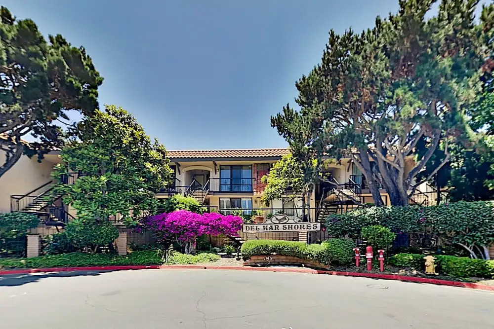Immaculate Beach W/ Pool, Hot Tub & Balconies 2 Bedroom Condo
