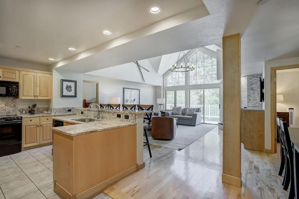 Luxury 4 bedroom Premier Residence at St James Place 4 Condo by RedAwning