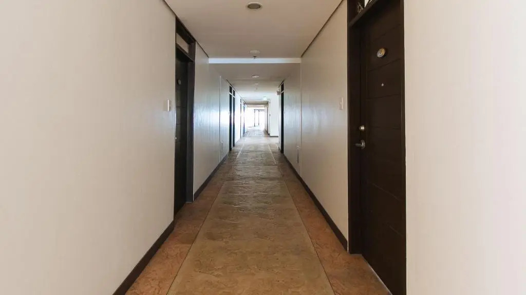 RedDoorz Premium @ Paseo Verde Las Pinas