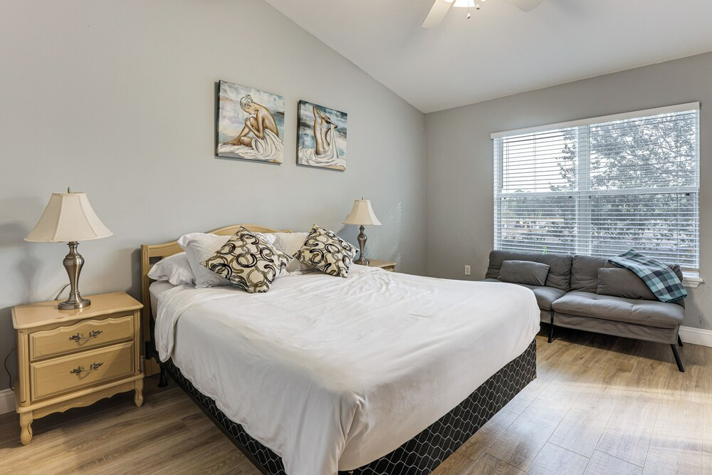 5 Mi to Wdw! Spacious Resort Escape w/ Pool Access