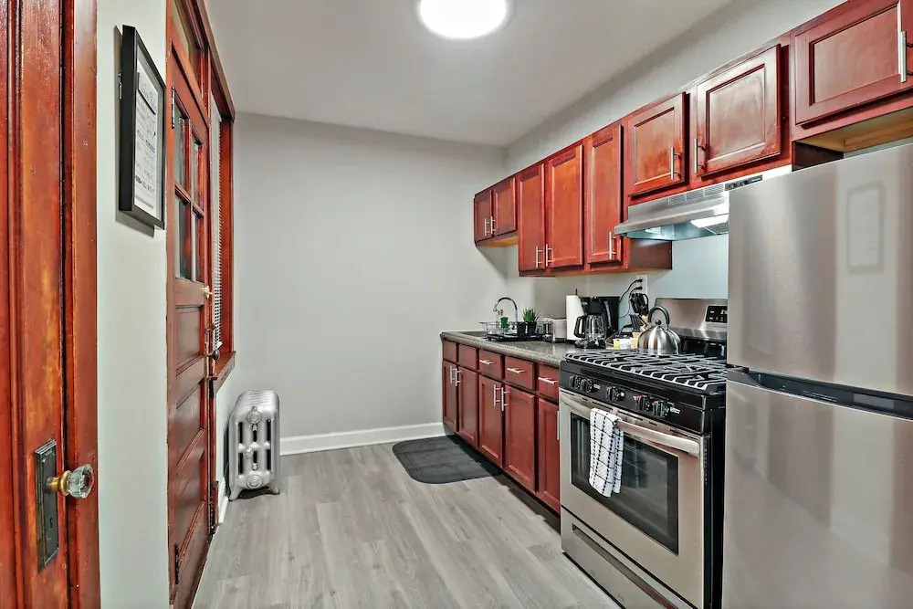 1BR Airy Apt- Barry 2
