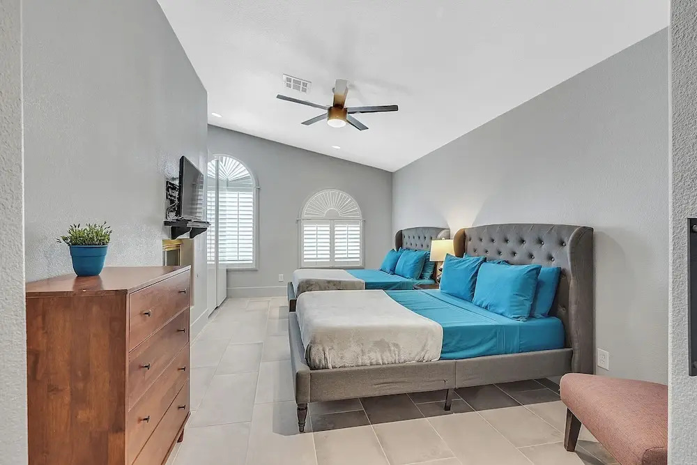 Villa - 8 Bedrms 5 Bths 15 Beds