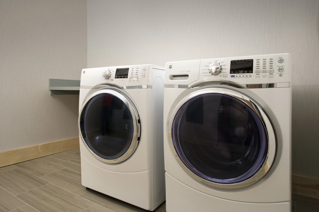 Holiday Inn Express & Suites Altoona by IHG