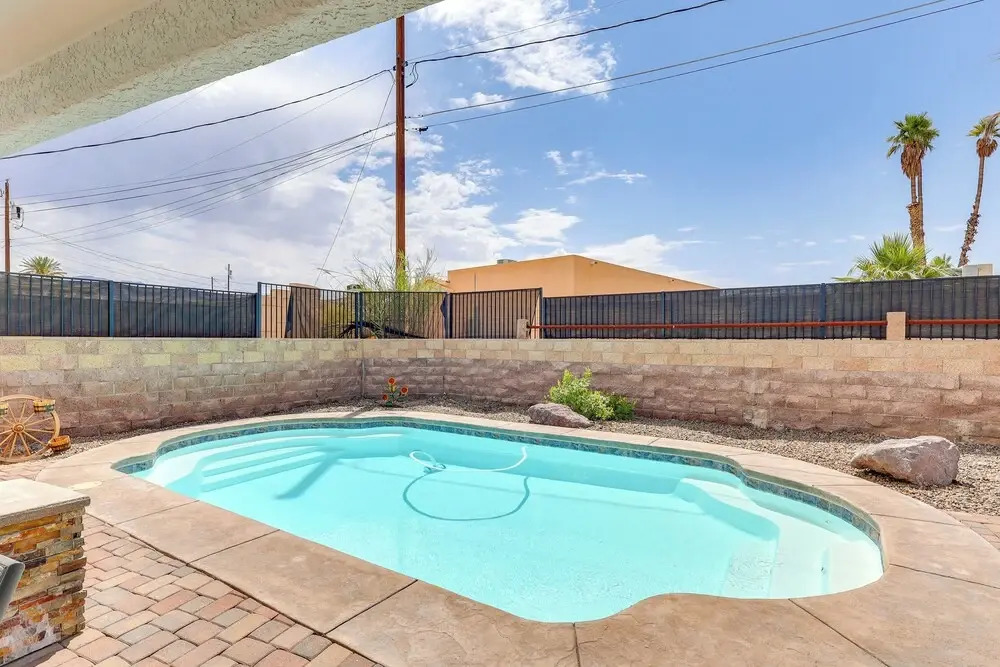 Poolside Relaxation: Group-friendly Home in Havasu