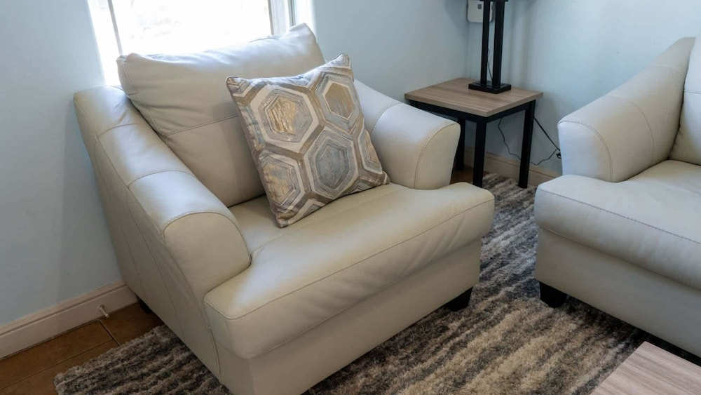 Near Beach Retreat - Ground Floor - Pool - Walk To All 2 Bedroom Apts