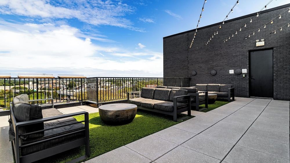 Downtown Nashville 2BR Condo Balcony & Parking Near Broadway