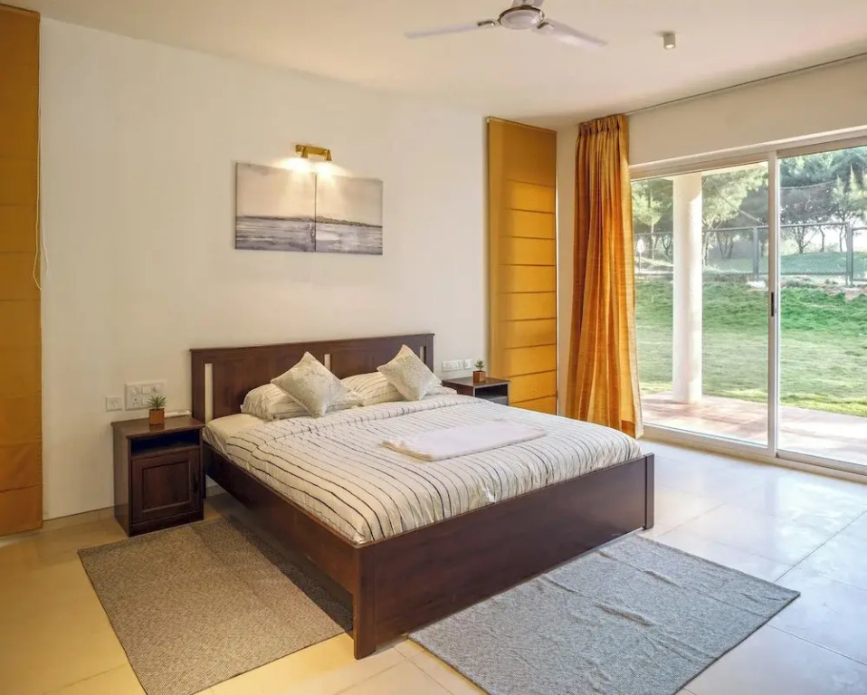 Golf View Home by StayJade Luxury HugeLawn4BHK