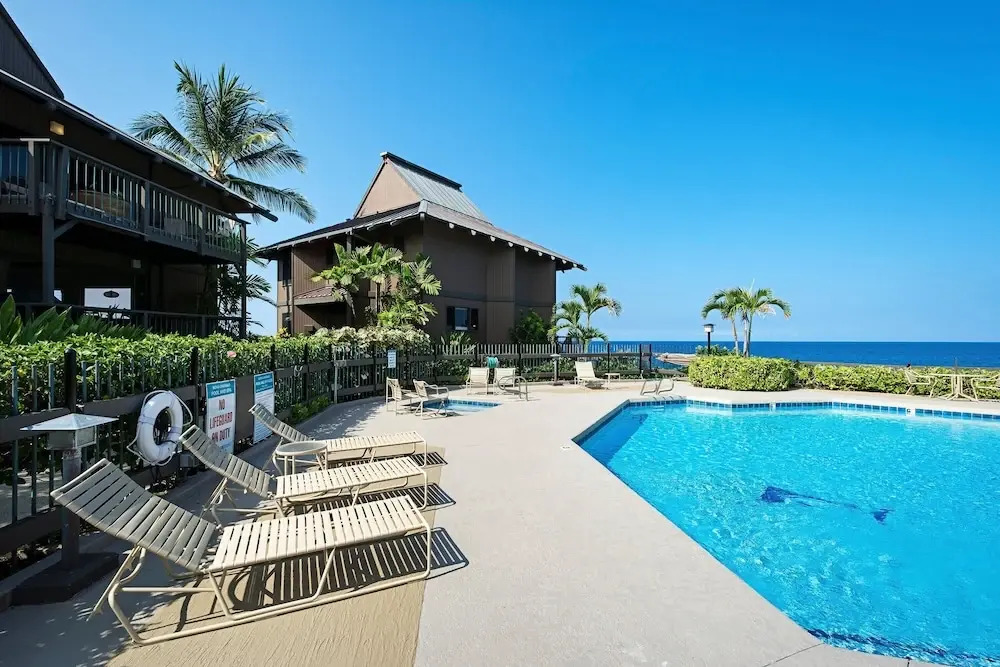 Beautiful Oceanfront - Air-conditioned - Sleeps 6 - Walk to Beach - Vrkcv