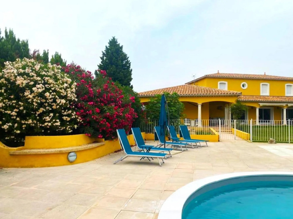 Villa in L'isle-sur-la-sorgue With Pool