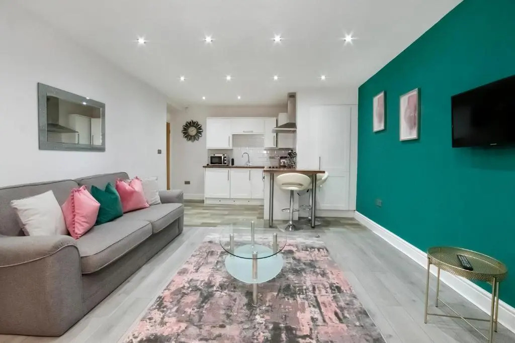 Apartment 1 the Keyes- Stylish & Spacious Apartment with Free Parking