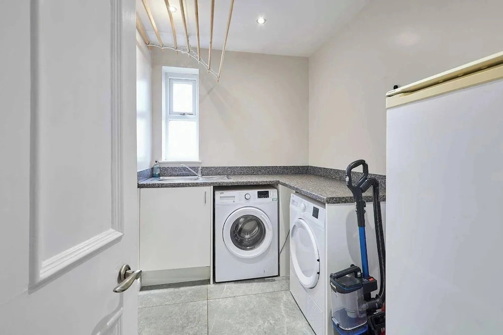 House Sleeps 10 With Parking and Garden