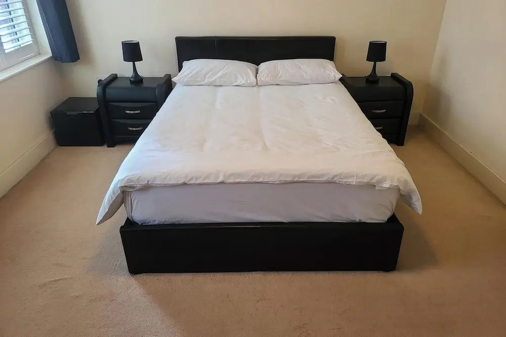 1 Bed Flat - Sleeps 4 - Parking - Wifi