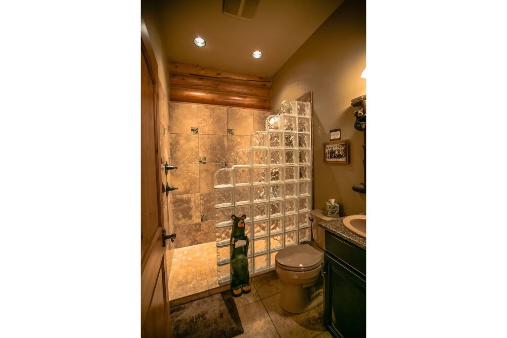 Miracle Lodge - Four Bedroom Cabin with Hot Tub