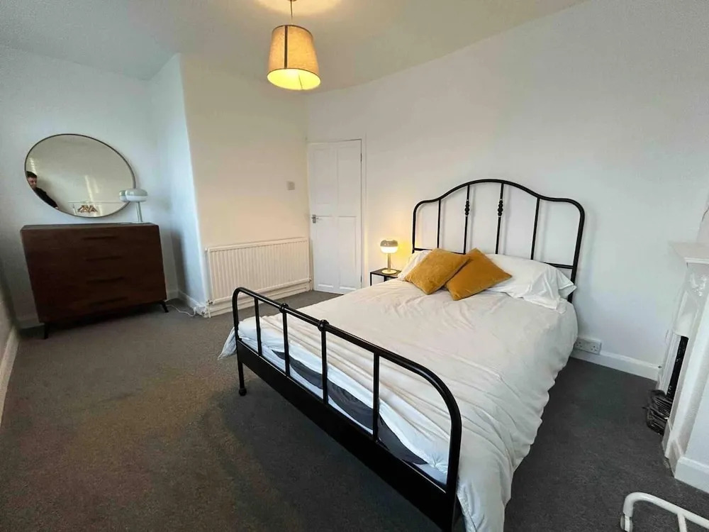 Cool 2 Bed House Hornchurch, Arcade Games, Parking