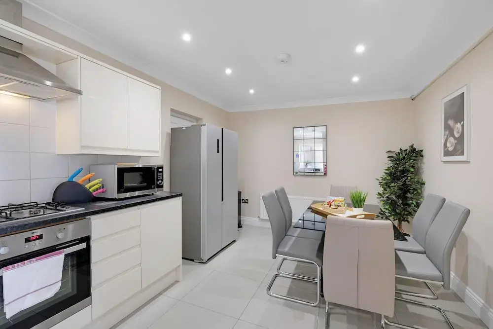 Stylish 4 Bedroom Home in Brightside Ave