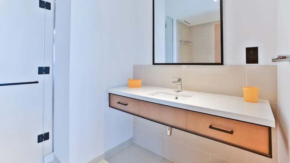 Luxury StayCation - Tranquil Waters: 2BR Luxury Apart. in Dubai Marina