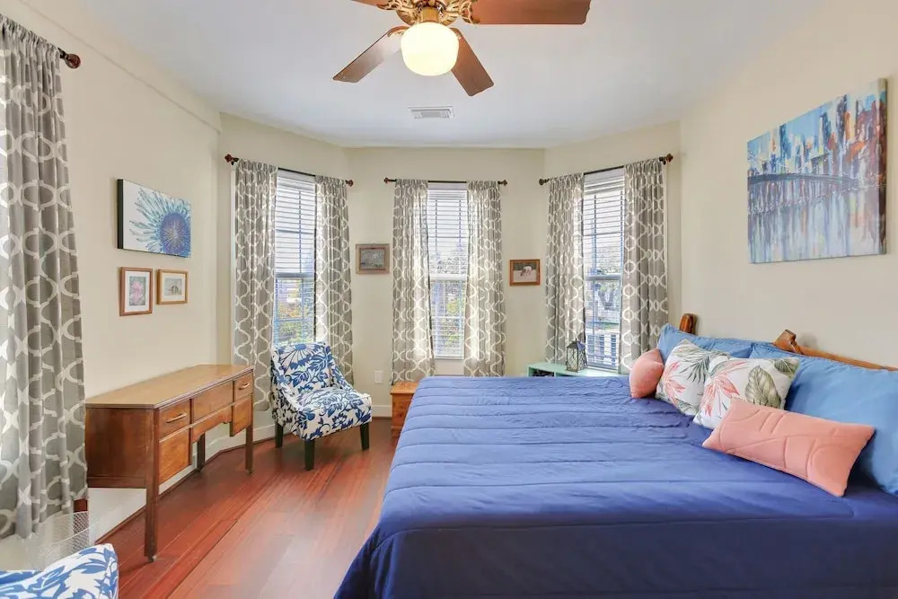 Fuller House Just 3 Blocks To Beach 3 Bedroom Home by Redawning
