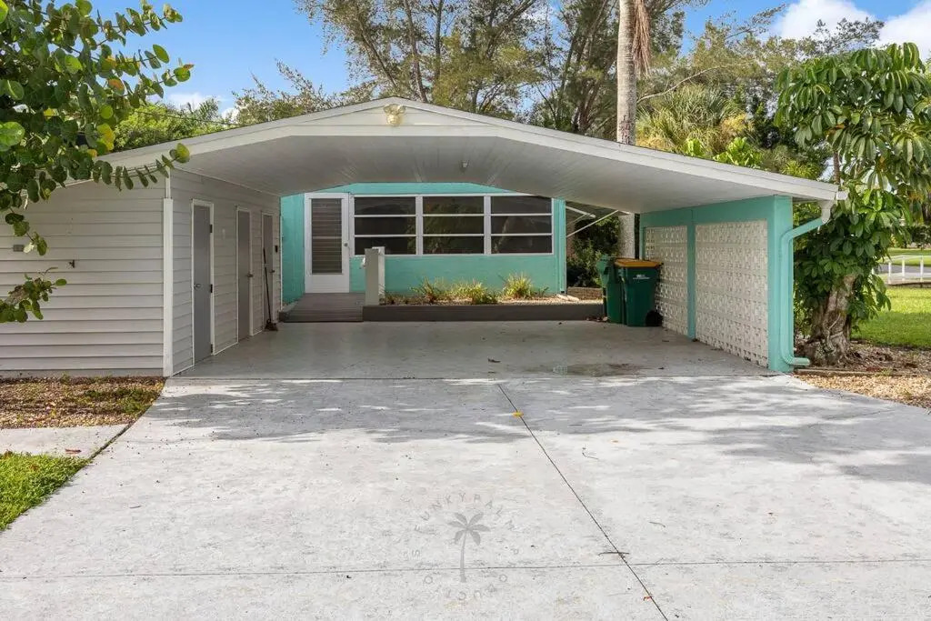 Relaxing 4 bedroom home with Pool