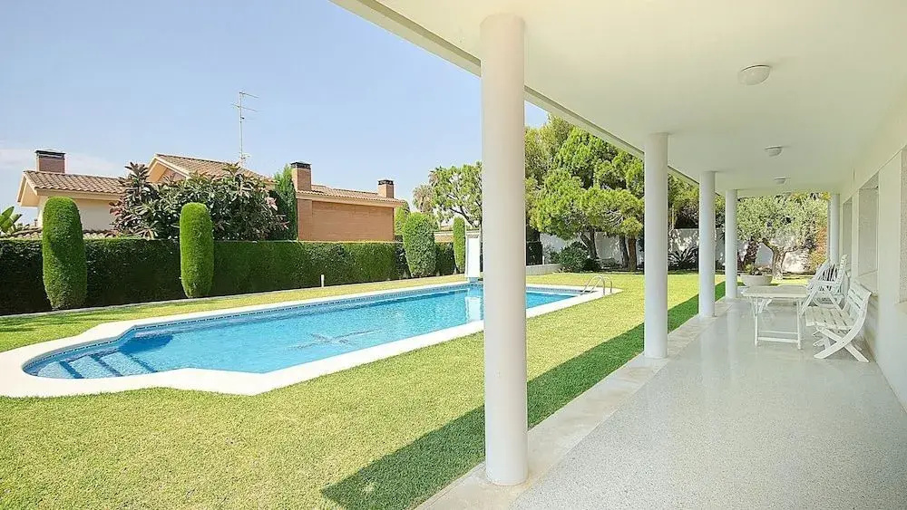 R11 Casa Blanca con gran jardin y piscina