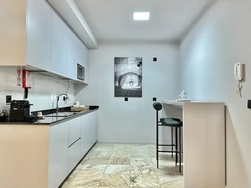 Bright Apartment Near Bolhao Metro Station