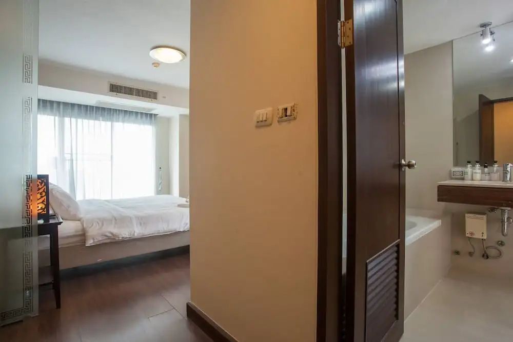 4D - 3 Bedroom Downtown Apartment With Shared Pool