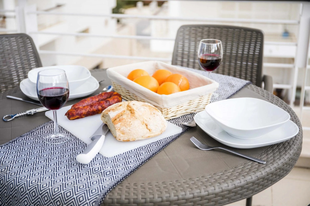B06 - Top-Floor Marina Club 2 Bed Apartment