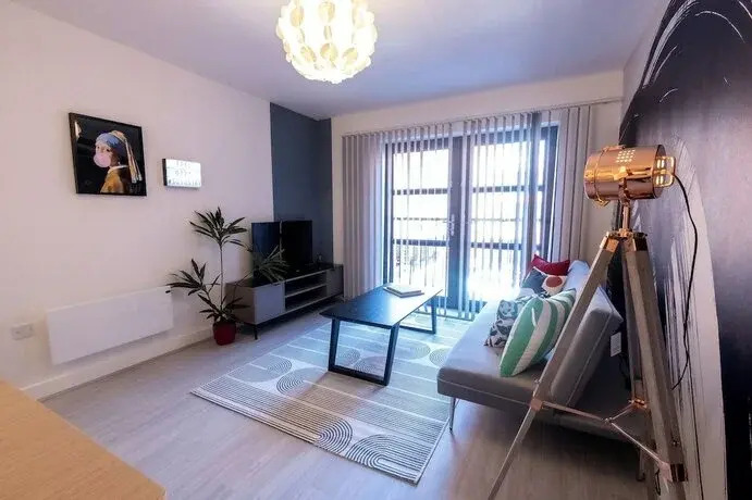 Pristine 1 and 2 bedroom apartments near business district, walking distance to city centre, free internet & complimentary parking by Sojo Stay