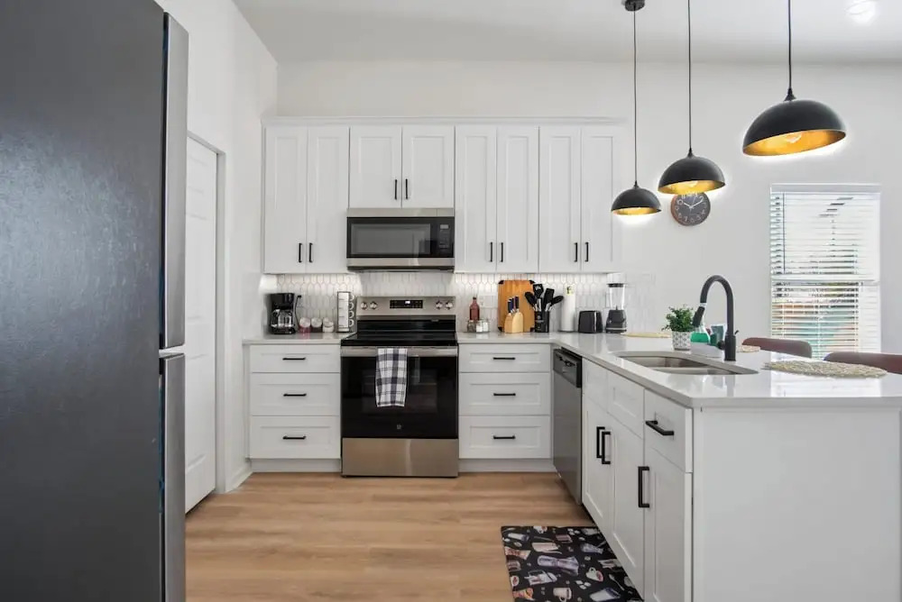Perfect 2BR 2BA Base Clean Modern Near Downtown