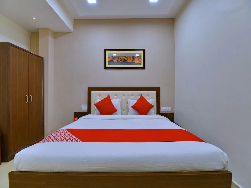 OYO 11523 Crown Club