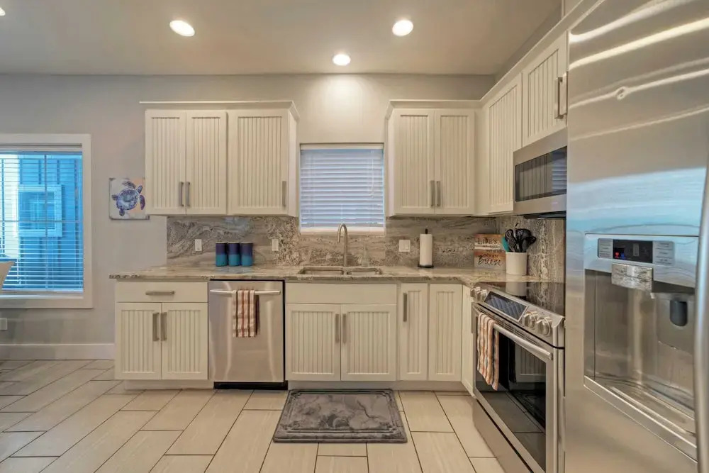 Sleeps 19 2 Homes w/ Pool, Foosball+shuffleboard Mins to the Beach + Shops