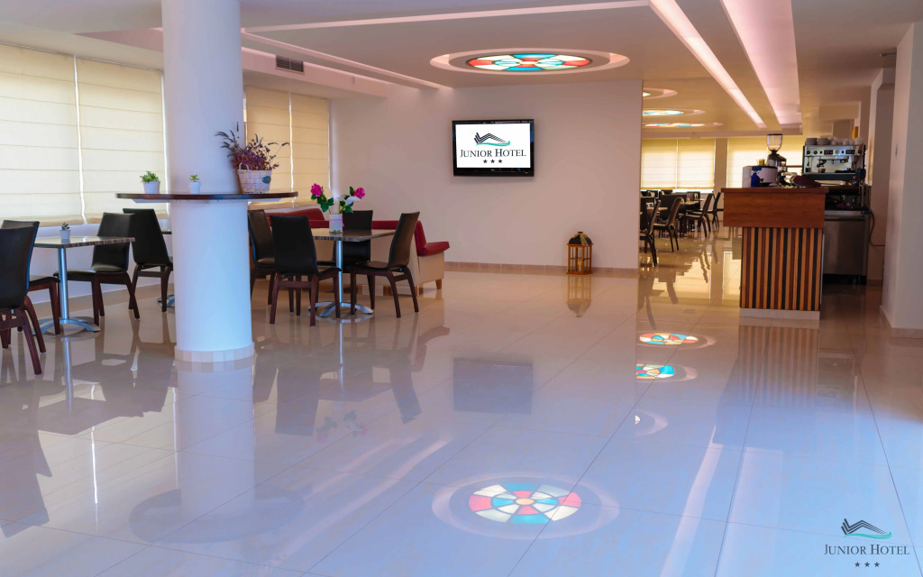 Junior Hotel