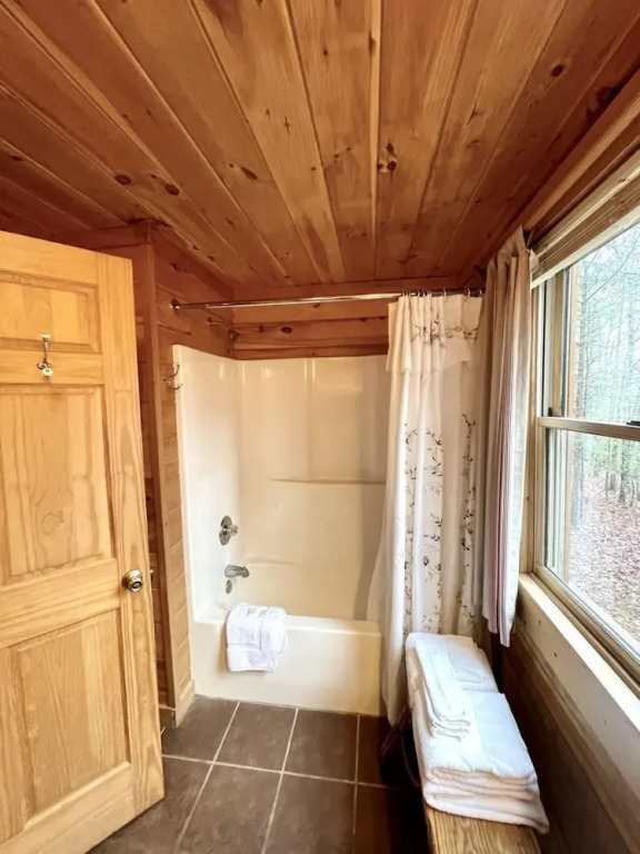 Romantic, pet friendly cabin with private hot tub, washer/dryer and full kitchen Studio Cabin by RedAwning