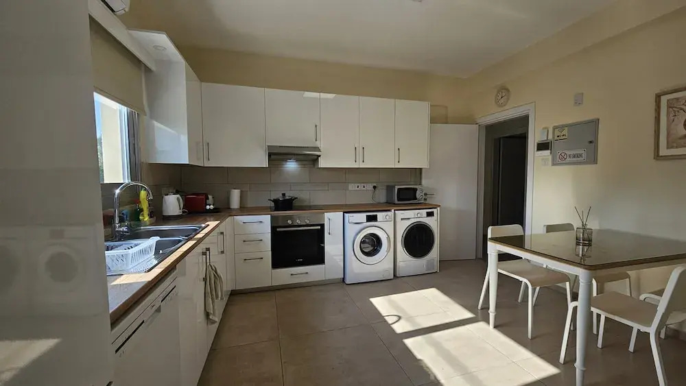 126 Nic- Stay Homiesuite Apartment