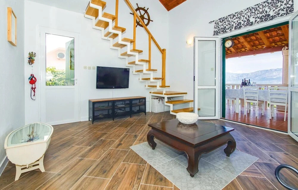 Awesome Apartment in Postira With 5 Bedrooms and Wifi