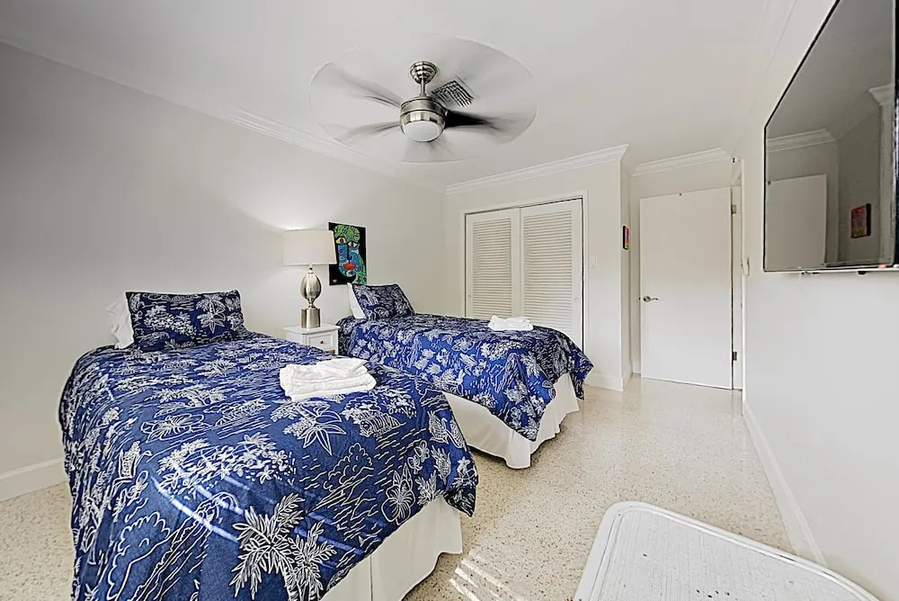 Lush Tropical W/ Private Pool - Near Beach 3 Bedroom Home