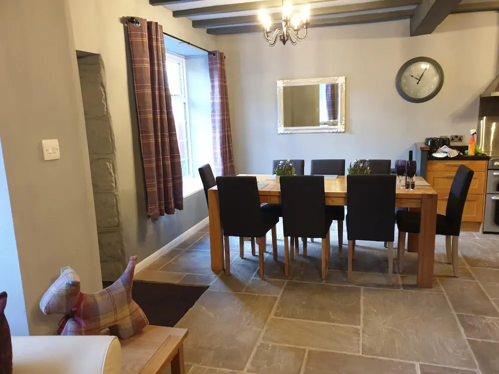 4 Bed Sleeps 8 On-Road Parking WiFi