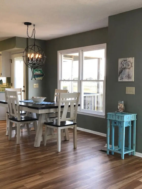 Tailslide Inn 4 Bedroom Home by RedAwning
